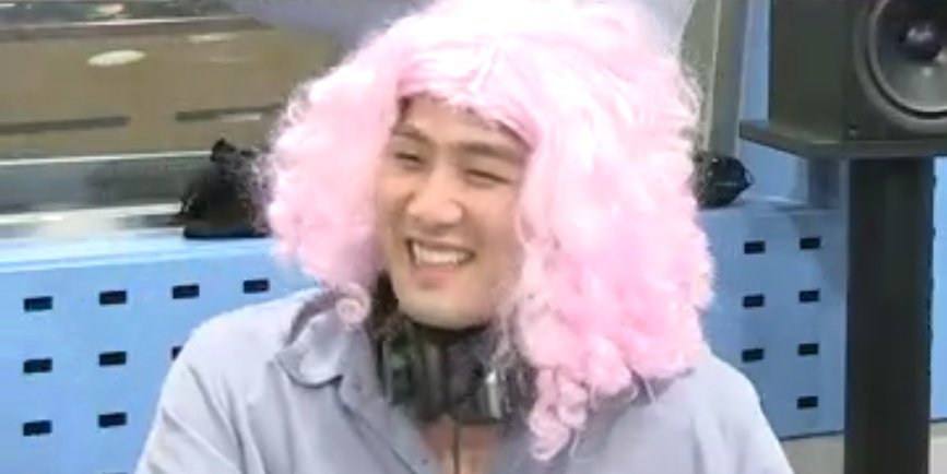 amusingjonghyun's tweet photo. Nuest : "we will not be an embarrasing group to minhyun" 

Also nuest : /wigs party on public radio/ https://t.co/6vj64cS0Uq