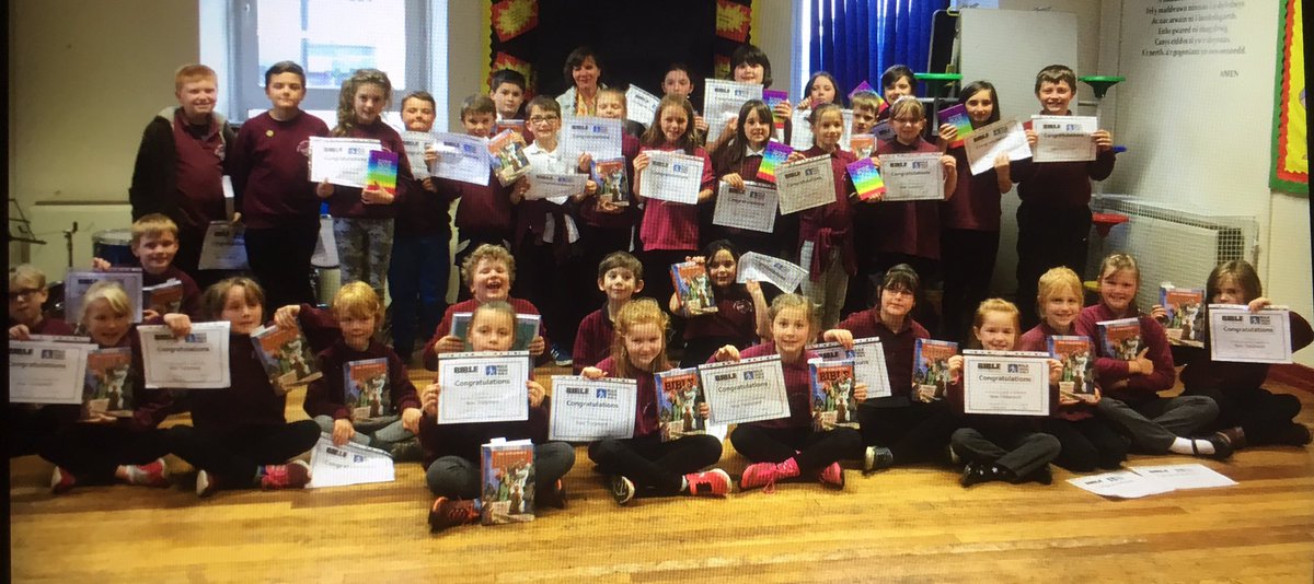 prif_ysgolbont's tweet photo. Plant CA2 yn derbyn Beibl a thystysgrif oddi wrth Annette Pue #bibleexplorers
KS2 pupils receiving a Bible & certificate from Annette Pue https://t.co/Qqu8J5jSoz