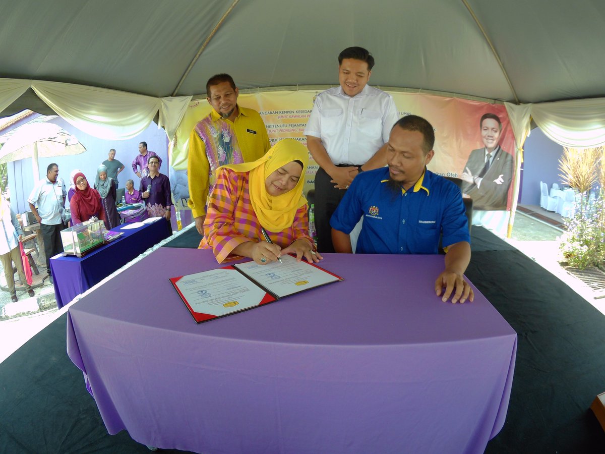 JKRPulauPinang's tweet photo. 19 Oktober 2017 : Majlis Penyerahan Projek Penambahbaikan dan Menaiktaraf Ibu Pejabat Perkhidmatan Veterinar Negeri Pulau Pinang https://t.co/THz3yuZUzl