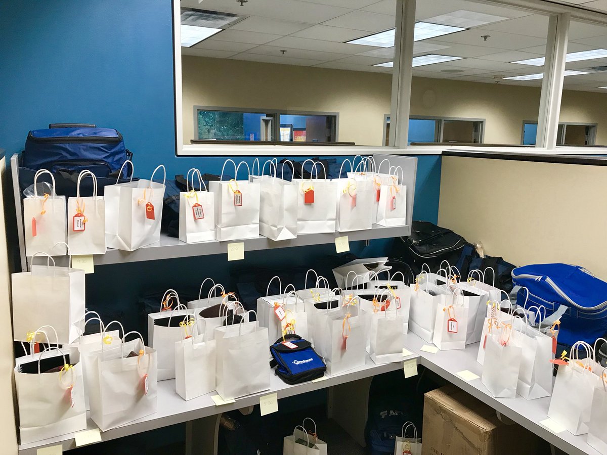 FRElectric's tweet photo. Thank you to all of our wonderful exhibitors for the great door prizes! If your name is drawn, come and claim your prize! #FROPENHOUSE17 https://t.co/t81p5aCyrp