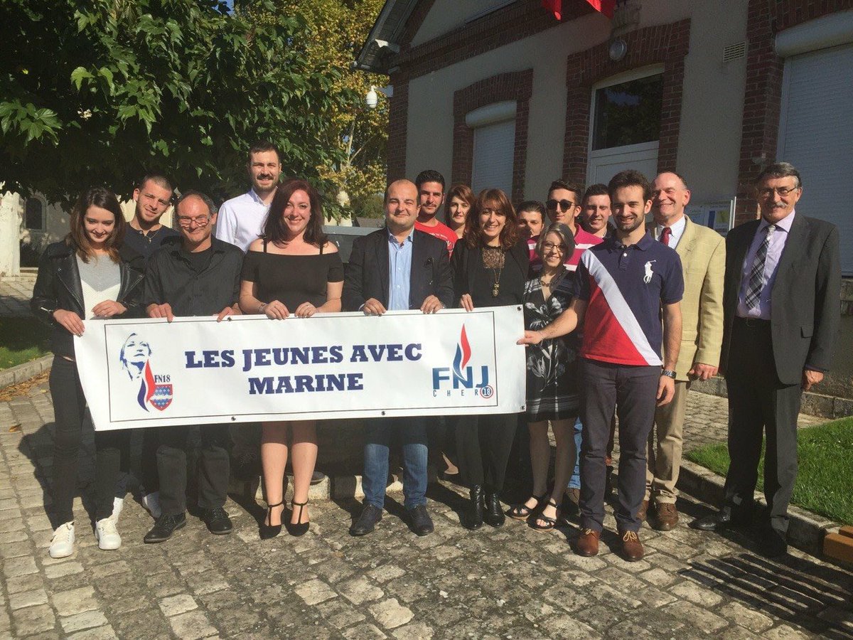 JulieApricena's tweet photo. Les jeunes patriotes du @FNJ_officiel toujours sur le terrain et avec @MLP_officiel .
#FNJCher https://t.co/wvusPlXuk1