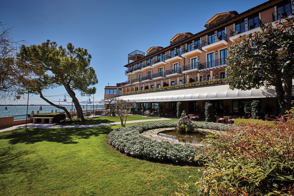 ITCTravel's tweet photo. Luxury is what we do best…here’s our #Top5 places in Europe for low season travel https://t.co/Xzgmsgb3me #LuxList @Cipriani https://t.co/yvGjD27GSP