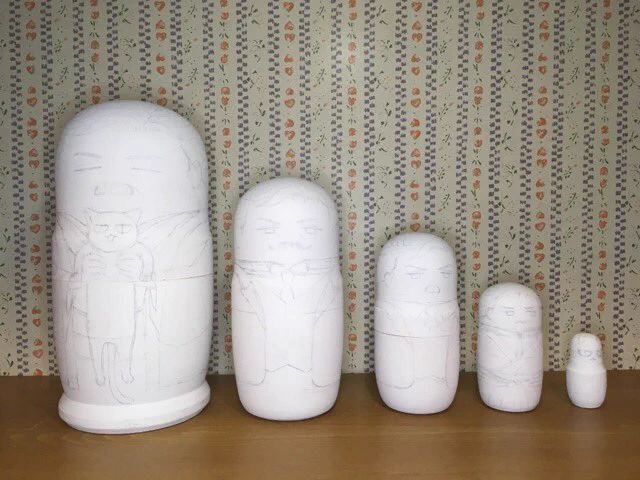 1.イメージ図を描く(後ろも描く)2.木地3.とりあえずジェッソ(下地)塗っとく4.下描き。ムズい。曲面ヤバい。 