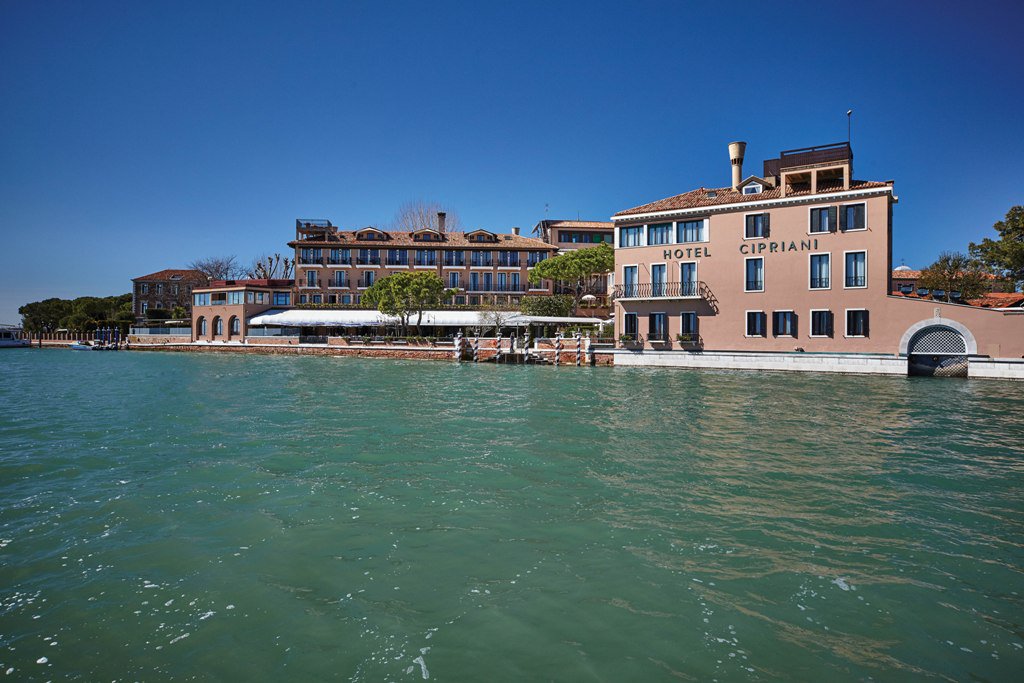 ITCTravel's tweet photo. Luxury is what we do best…here’s our #Top5 places in Europe for low season travel https://t.co/XzgmsgsEKO #LuxList @Cipriani https://t.co/TL3YWcwP1h
