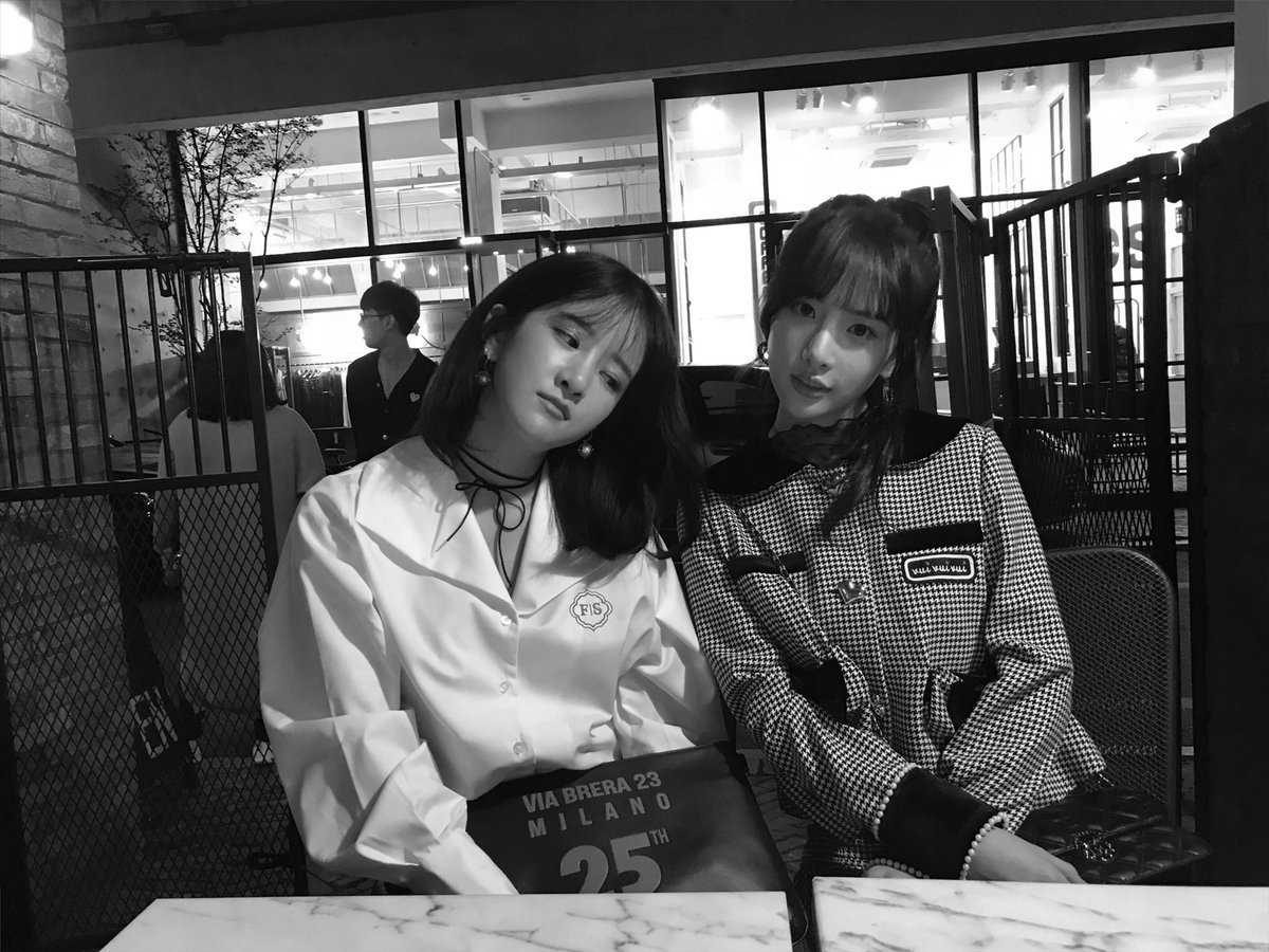 EXY_S2's tweet photo. 우리 #은서 보러 왔쪄여👀❤
#모델은서 #너무잘했죠
#metrocity #메트로시티 https://t.co/jBj27OZuoX