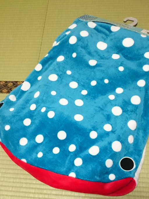 しまむらで衝動買いした履けるブランケットがどちゃくそ可愛いから見てくれ これジンベイザメなんだけど 他にもワニと人魚あったよ