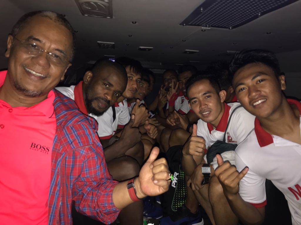 MaduraUnitedFC's tweet photo. Pihak pengamanan dan panpel mengangkut pemain dengan mobil rantis. Terima kasih kepada panpel dan pihak pengamanan di Bandung. https://t.co/JoOm9dAIjN