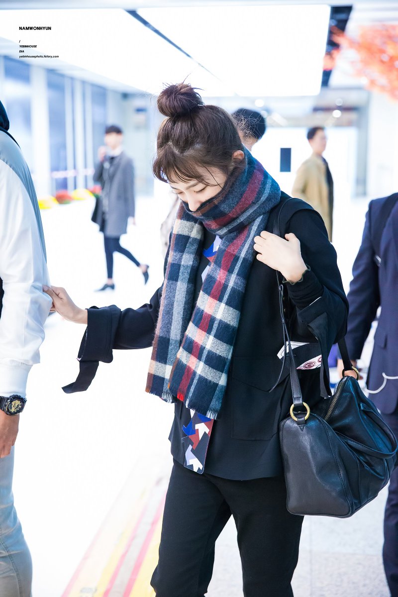 SeulReneDaily's tweet photo. Sleepy babybear needs some guide. Toooooo adooooooorbs!!!! My heart 🐻💤💕💓💗 https://t.co/7n4GhYkFyR