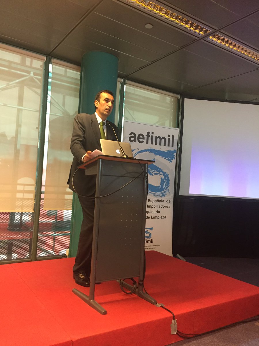 lolagb's tweet photo. Presentamos #esclean2018 @FSMS_es disfrutando de una conferencia de @jdiazgomez gracias #aefimil @ArrugaRafa https://t.co/AjVTOJ724D
