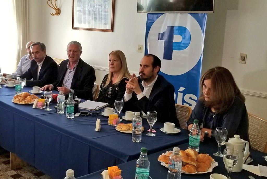 gastoncrespoLP's tweet photo. #Ahora charlando con periodistas de #LaPlata y la Provincia, junto a @Stolbizer @JorgeSarghiniok @joserarteaga https://t.co/7jTrprnwtj