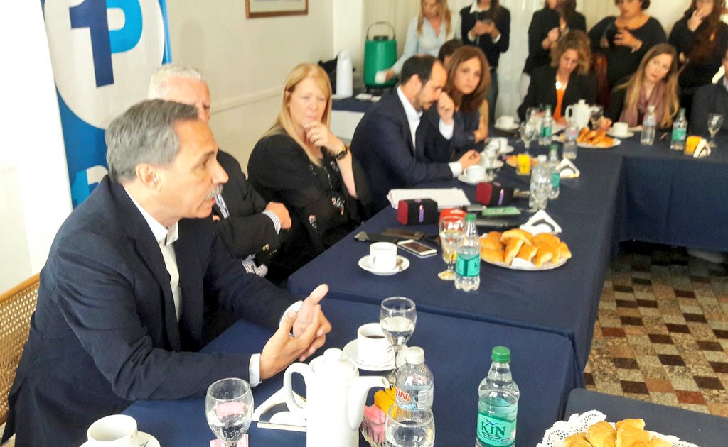joserarteaga's tweet photo. Conferencia de prensa #1País | "por una cuestión de respeto decidimos cerrar la campaña de esta manera" https://t.co/KrbSvMrv2B