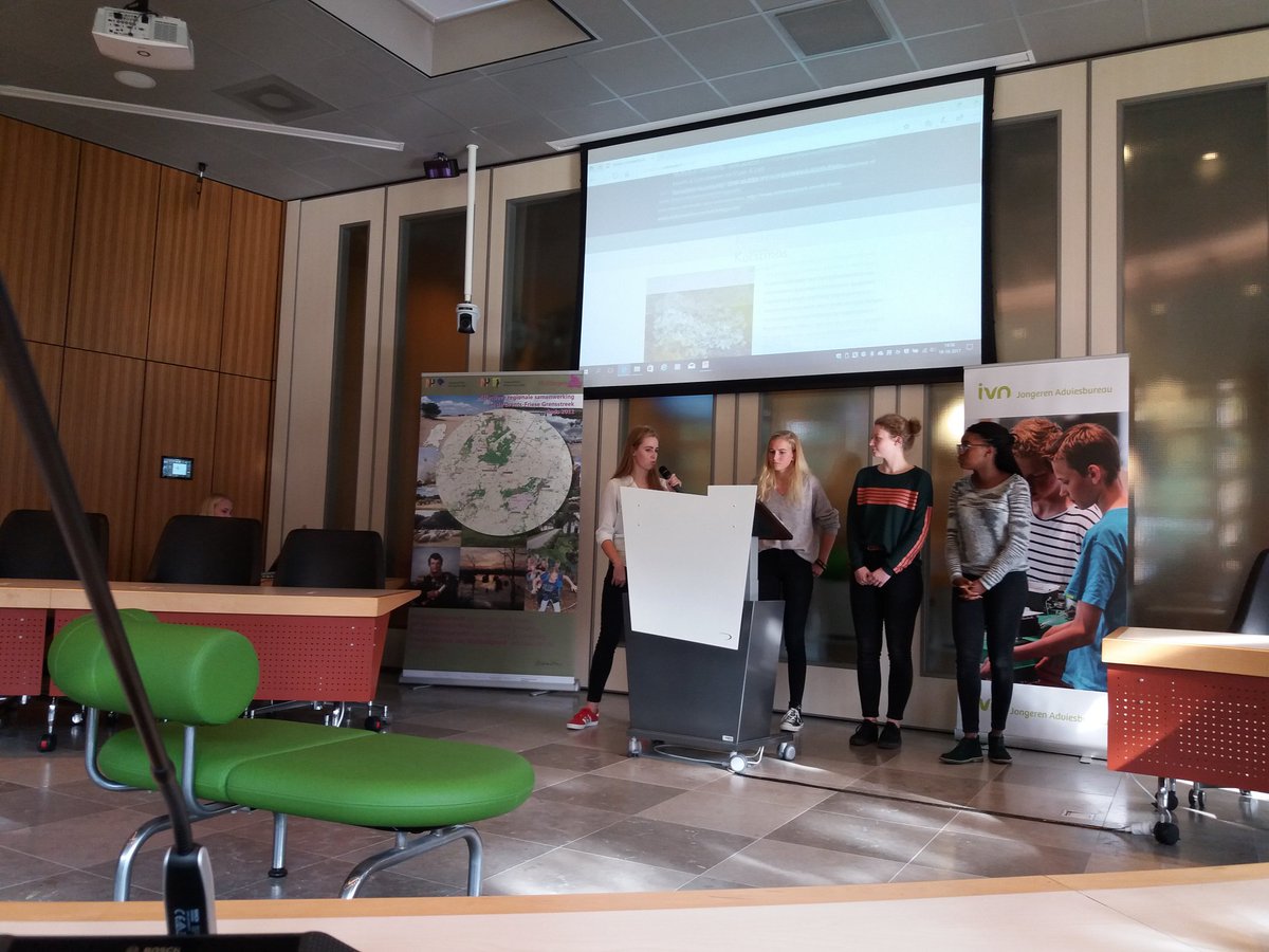 Leerlingen vwo6 Ooststellingwerfcollege presenteren natuurkalender. Kundig. Klasse