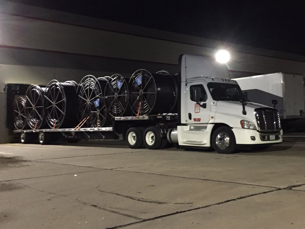 FRElectric's tweet photo. New truck under new LED Lights!
#FROPENHOUSE17 https://t.co/QEp6uKfSAQ