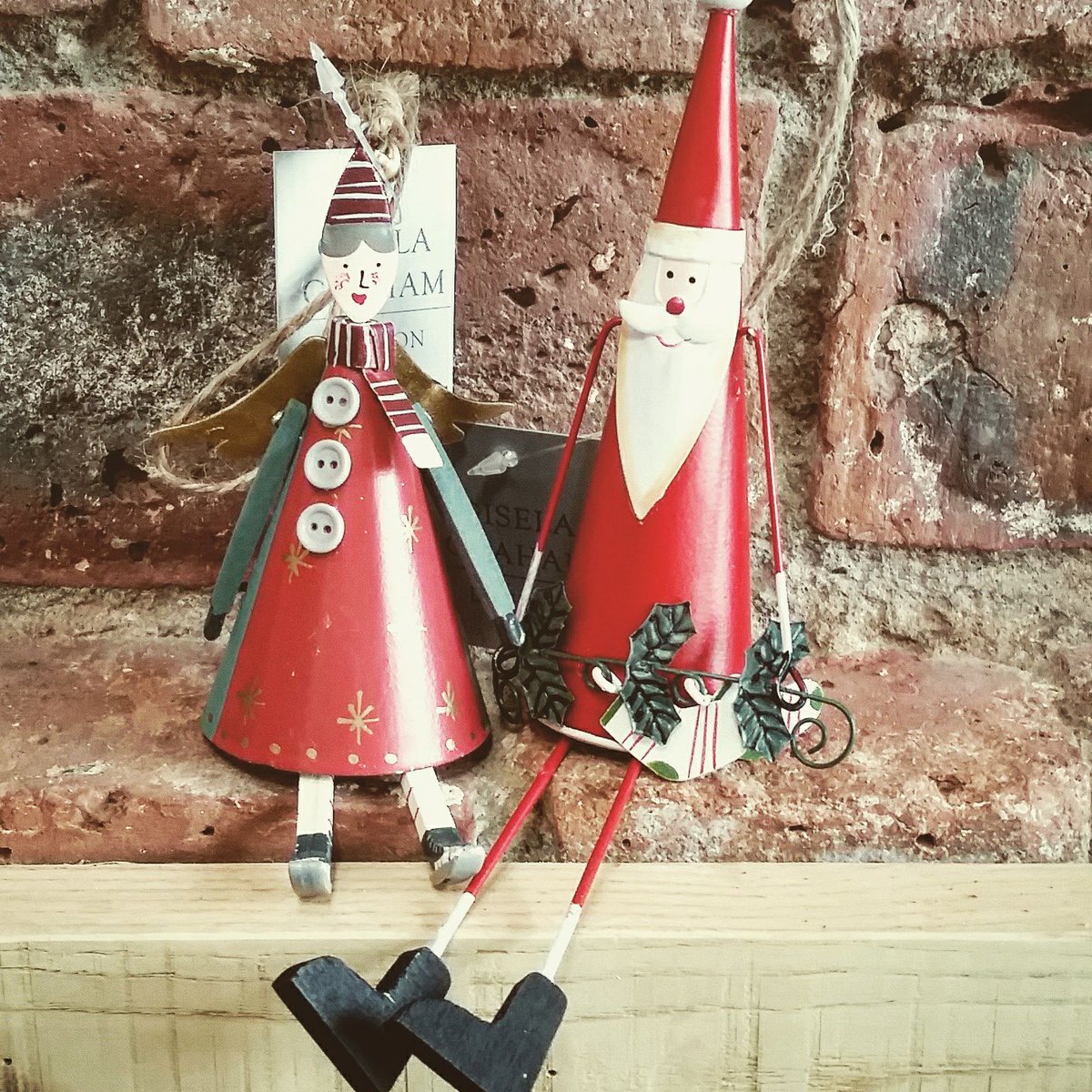 When being with the ones you love at Christmas is all that really matters. #christmasgoals #christmasdecorations #paulhodgkissdesigns #phd