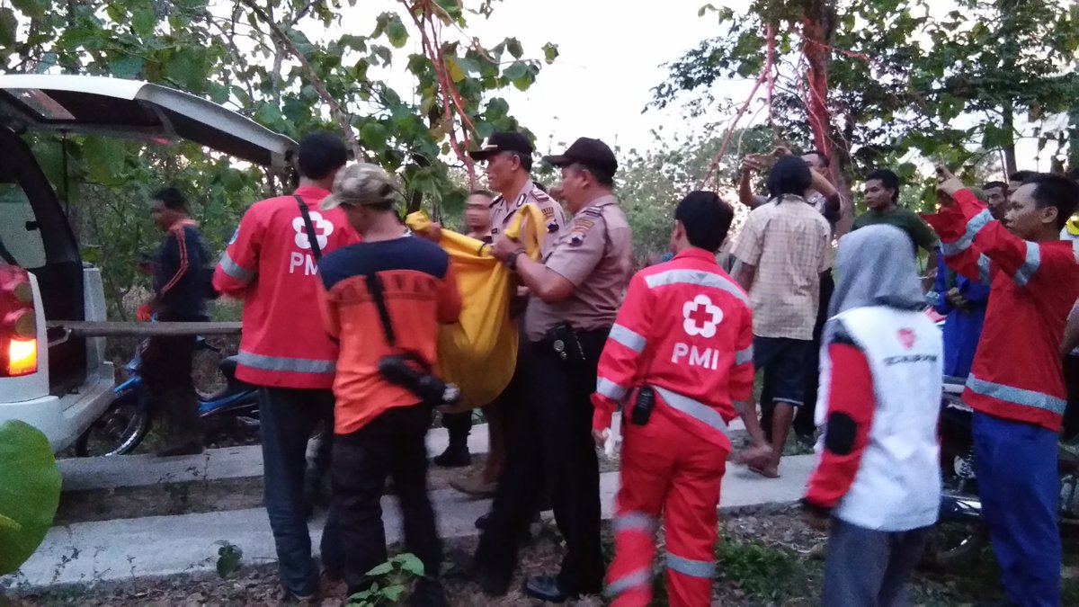 SragenPmi's tweet photo. Evakuasi orang meninggal dlm sumur di ds.Sono,Mondokan,Sragen. Korban sdg membersihkan sumur dgn diesel dlm sumur. MD 1 org. 19/10/17 15.00 https://t.co/CxZ1OnpwQZ