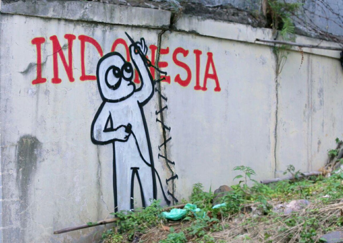 saya tumbuh di sekitar dahan2 kebencian dan rimbunnya kedengkian, di tanah kaya akan perbedaan... wahai para pemimpin... kalian taiiii.