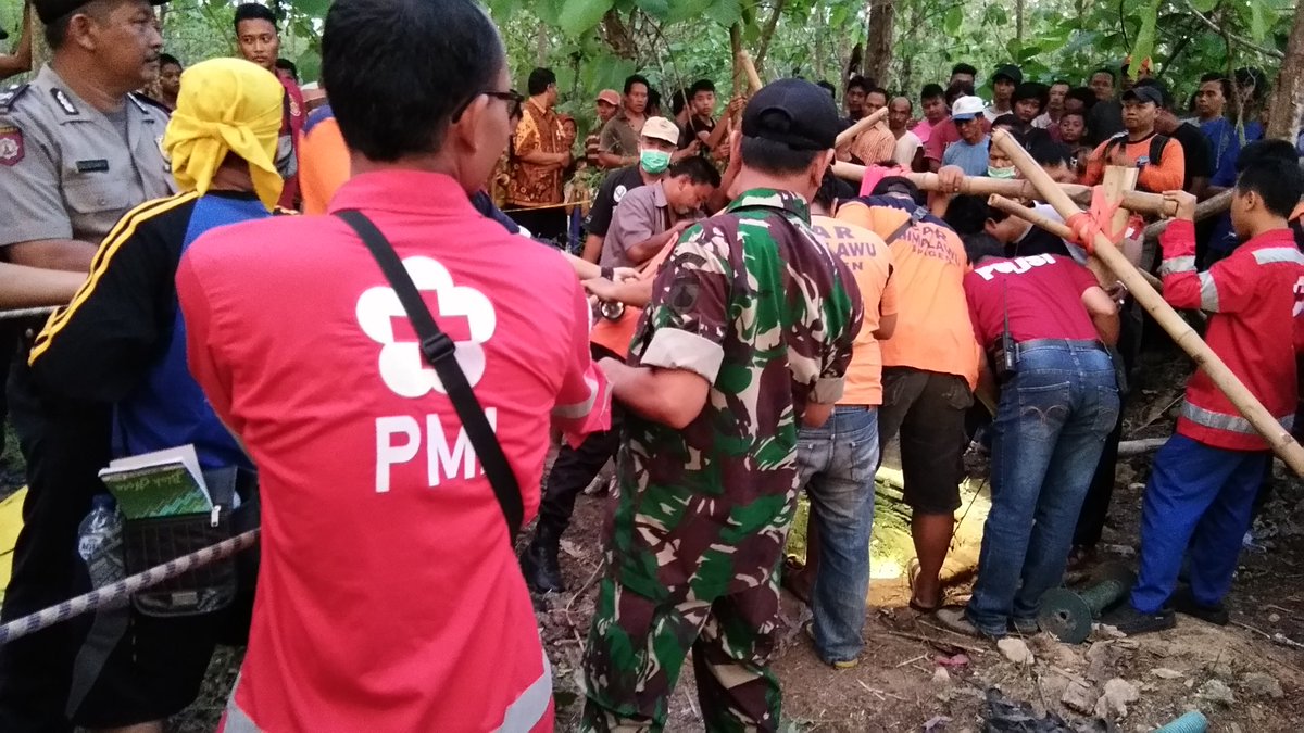 SragenPmi's tweet photo. Evakuasi orang meninggal dlm sumur di ds.Sono,Mondokan,Sragen. Korban sdg membersihkan sumur dgn diesel dlm sumur. MD 1 org. 19/10/17 15.00 https://t.co/CxZ1OnpwQZ