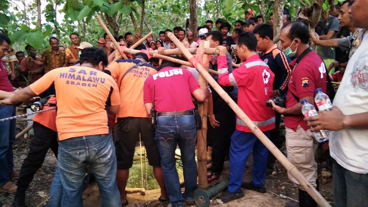 SragenPmi's tweet photo. Evakuasi orang meninggal dlm sumur di ds.Sono,Mondokan,Sragen. Korban sdg membersihkan sumur dgn diesel dlm sumur. MD 1 org. 19/10/17 15.00 https://t.co/CxZ1OnpwQZ