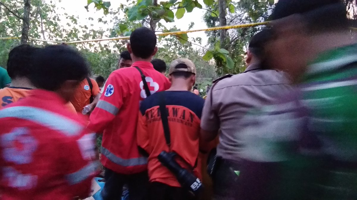 SragenPmi's tweet photo. Evakuasi orang meninggal dlm sumur di ds.Sono,Mondokan,Sragen. Korban sdg membersihkan sumur dgn diesel dlm sumur. MD 1 org. 19/10/17 15.00 https://t.co/CxZ1OnpwQZ