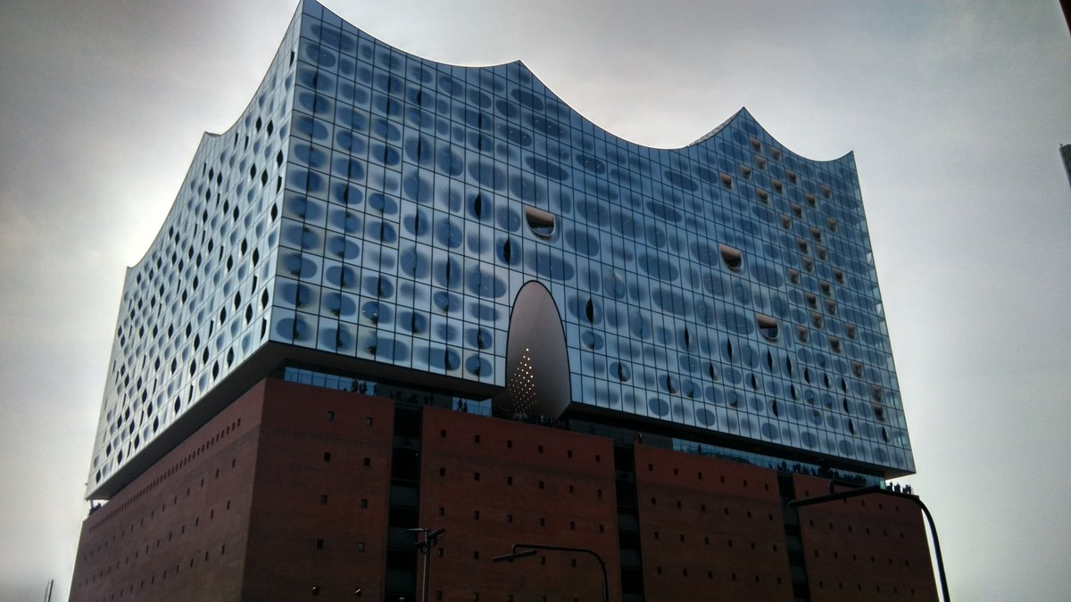 zeharkstudio's tweet photo. Antes de dejar @hamburg_de es visita obligada pasarse por la @elbphilharmonie a disfrutar del edifico, espectacular!!! https://t.co/Aw6YwMXjXx