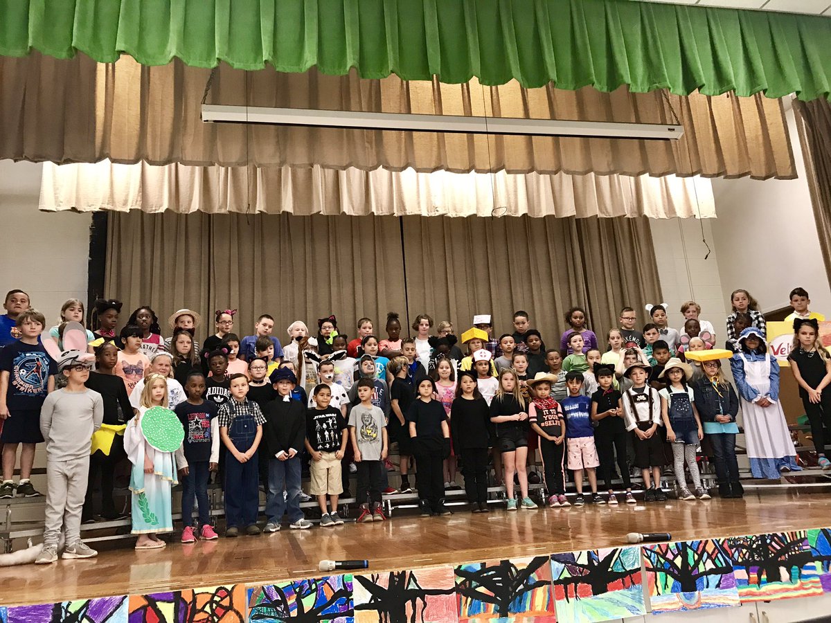 Miller15Audra's tweet photo. Gotta love when the stage is filled with performers at Fain!@Kuhrteous @clarisarichie @WFISDschools https://t.co/9tQtKFRI17