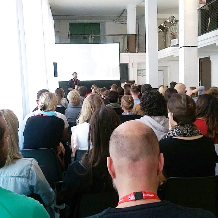 omcapital's tweet image. Meanwhile im Performics-Track: Volle Content-Marketing-Power mit Matthäus Michalik! 😍 #omcap17 #performics @PERFORMICS_DE