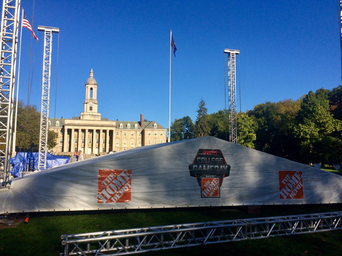 DailyCollegian's tweet photo. Good morning Penn State, it’s (almost) @CollegeGameDay https://t.co/rgZb4ZdQGi