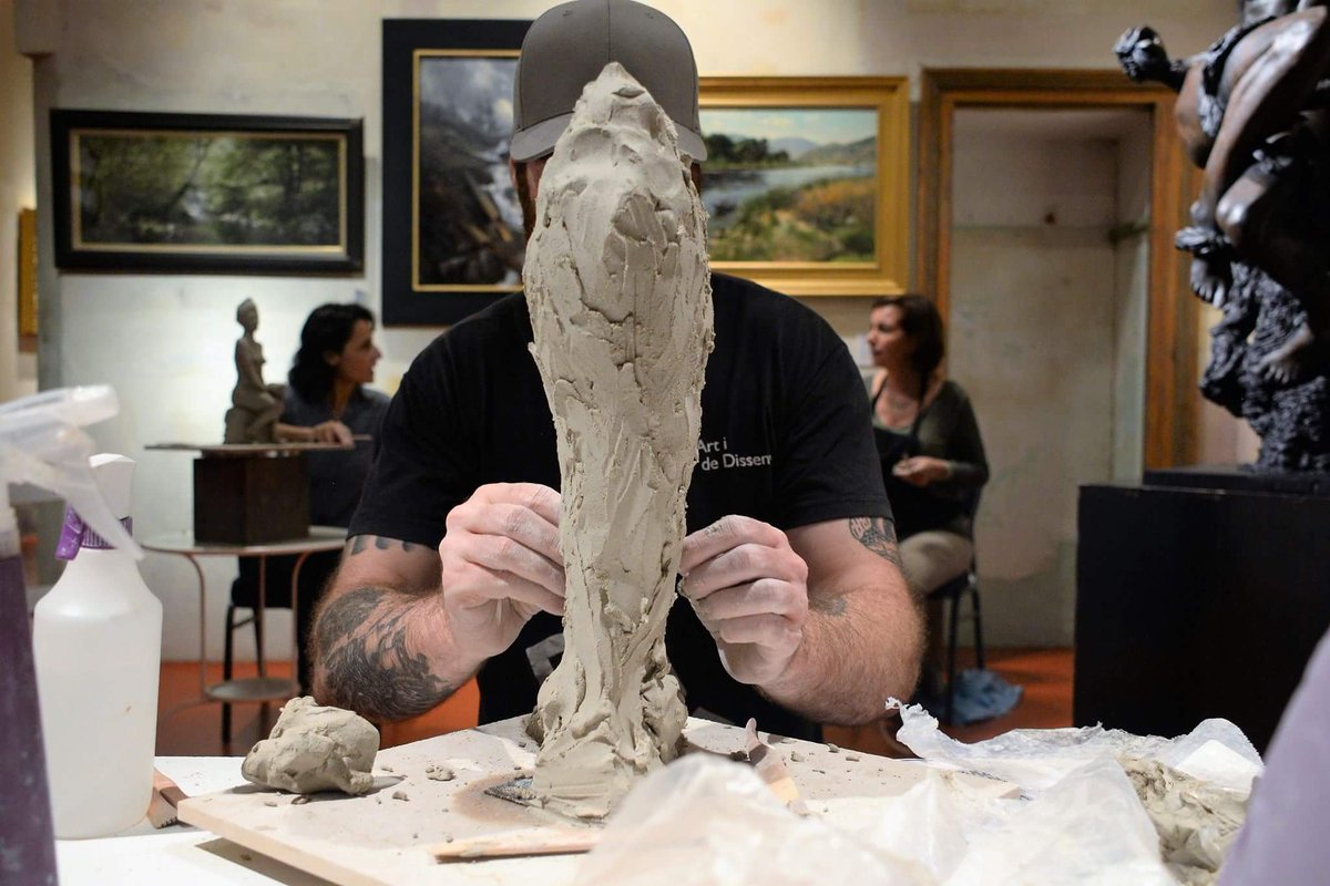 MerSculptures's tweet photo. Modelado anatómico de una pierna en el curso #elOficiodeEscultor del @MuseuMEAM https://t.co/Fkyz393q1H