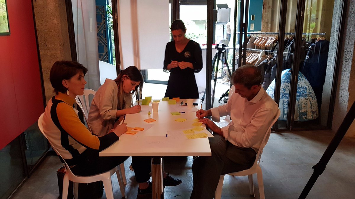 Thinkovery's tweet photo. Le groupe 1 a pour sujet de réflexion "les usages et la consommation de la formation dans 10 ans" #designthinking #ThinkO5 https://t.co/fejoc0ZcbH