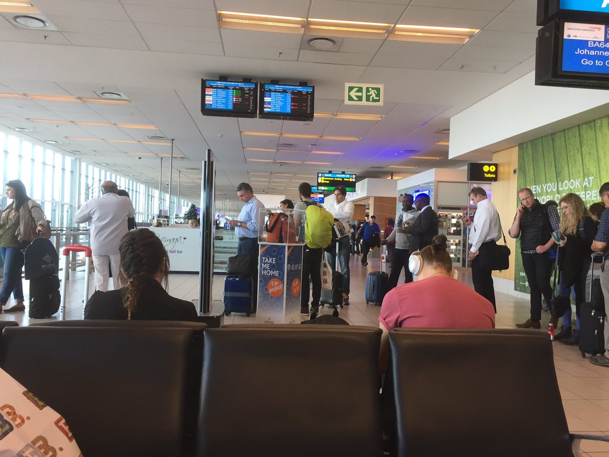 The boarding gate hasn't opened yet. Why are people like this? 😓