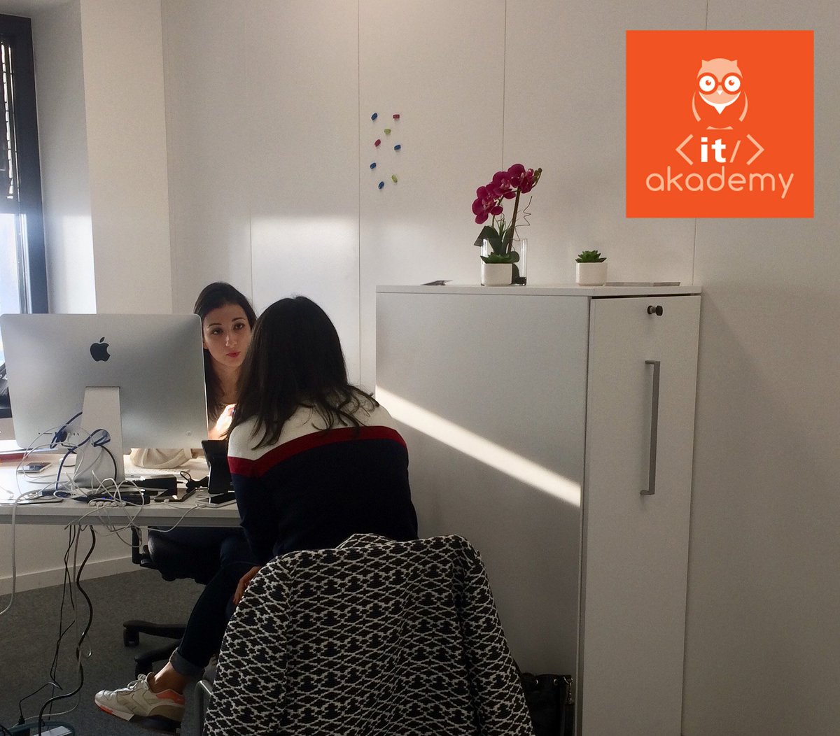 IT_Akademy's tweet photo. Tu as manqué la #JPO du 17/10? le métier de #codeur te plaît? Prochain RDV le 25/10 à partir de 13h30 au @CampusRegion! Ex #le101 #fullstack https://t.co/8jr7Svofcn