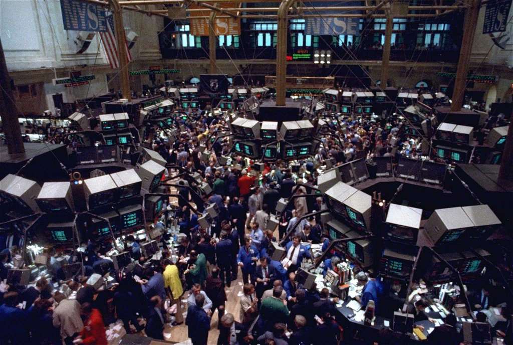 9/ I was riveted. To me, the exchange was literally beautiful. The rumble from below echoed and rose to the gallery filling it with energy. Floor brokers walked briskly and crowded around trading posts. I would pick one out and try to follow them with my eyes studying their path.