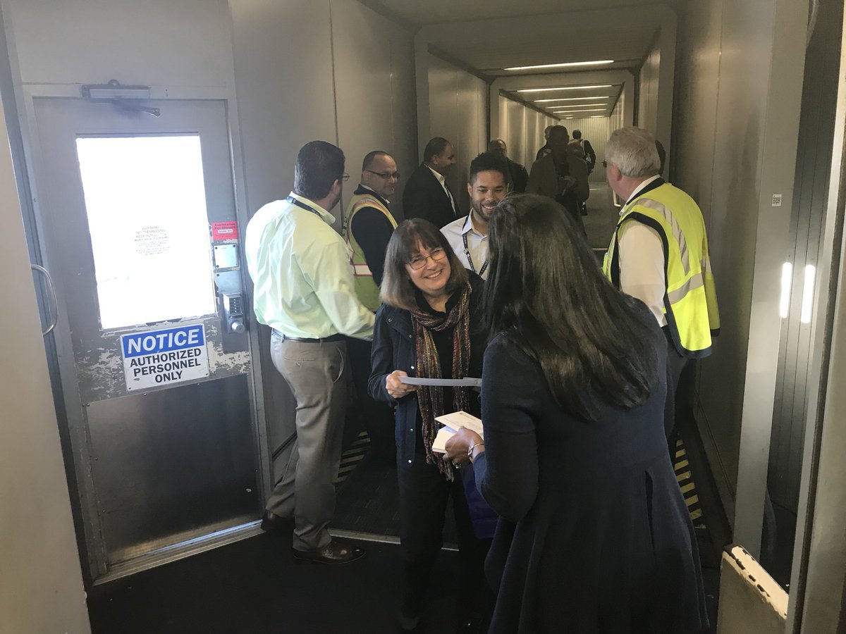 cinthiawalker18's tweet photo. Bidding farewell to the Queen of the Skies at IAD today ✈️💙 #farewellua747 @weareunited @SharonGrantUA @smorrissey703 @Lennon2jen https://t.co/w82GwjPtRH