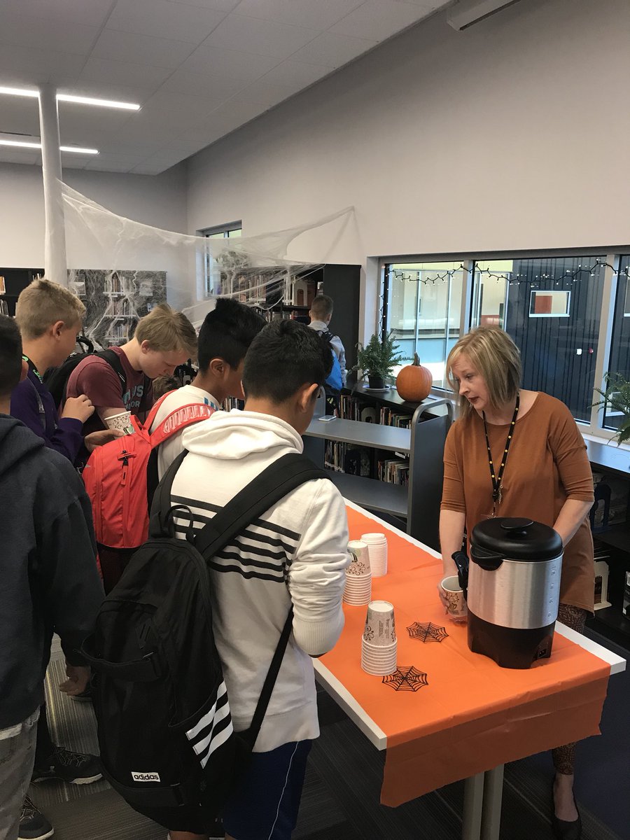 jyhawkfan45's tweet image. @NJHLibraryLC - a packed house this morning! Had a blast helping  @Librarystar w/ #ThirstyThursday Can’t wait for the next! #neoshowildcats