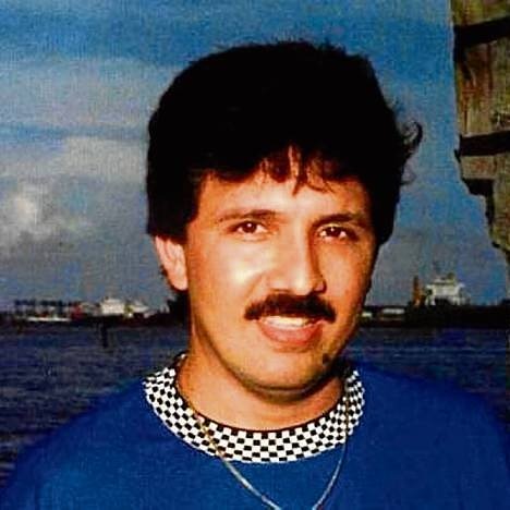 Moesduffbar's tweet photo. Tú fuiste el ave de paso,
que vino a posar en mi vida,
hoy solo eres sombra perdida 
vagando en recuerdos de ayer...🎵
#Tbt
#RafaOrozco 🎙 https://t.co/huCL3R4vl4