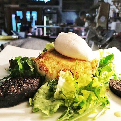 pigsbackcork's tweet photo. Today's special is Hegartys Cheddar & Spring Onion Potato Cake served with a poached egg & black pudding. #tastecorkweek @TasteCork https://t.co/ErnWheEb6p