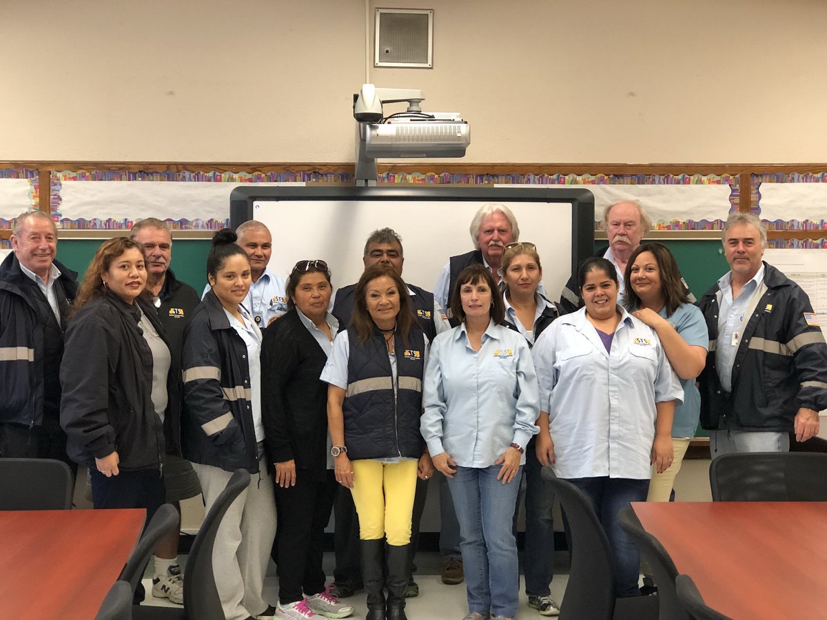 KerryMal1's tweet photo. Thank you to our wonderful bus drivers for all that you do! #PeacefulSchoolBus  #PinesHPS @ClaudineDiMuzio https://t.co/nzTdqAH3gO