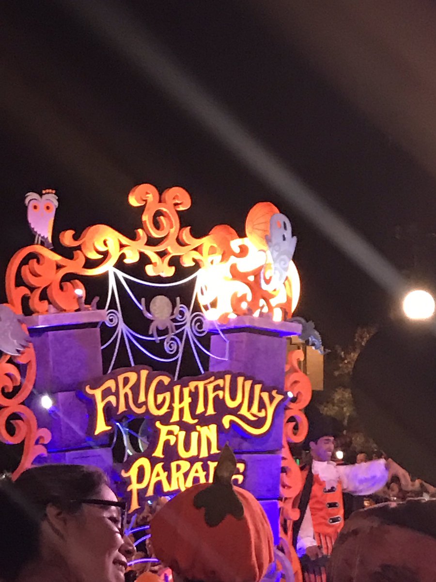 kellikeilholz's tweet photo. Cats, pumpkins, candy, ghosts oh my! Disney Halloween Nights. Oh yeah! https://t.co/cMmZZlgTpn