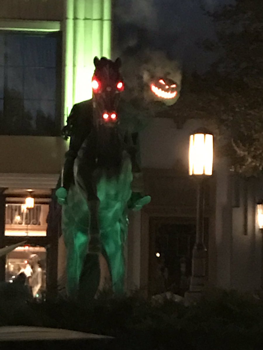 kellikeilholz's tweet photo. Cats, pumpkins, candy, ghosts oh my! Disney Halloween Nights. Oh yeah! https://t.co/cMmZZlgTpn