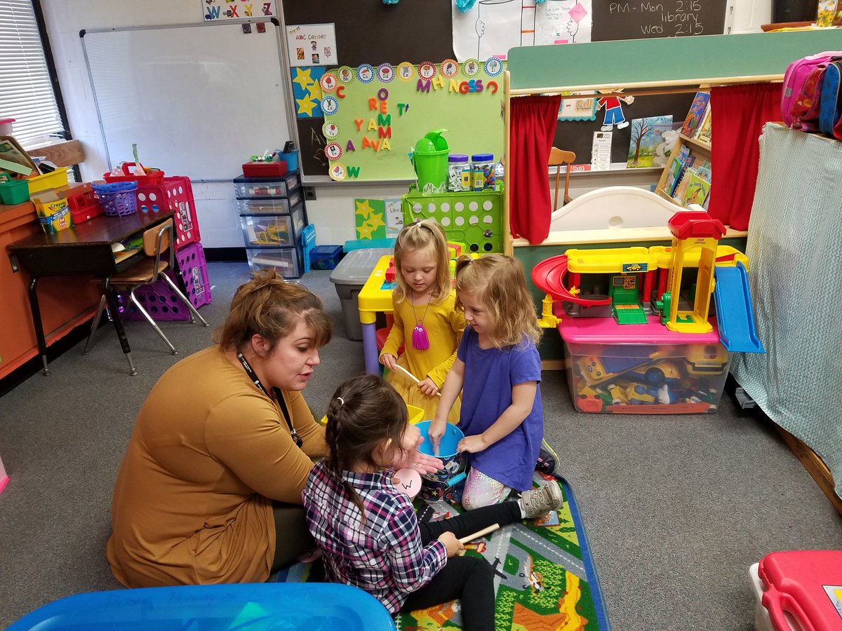 MichelleConcep3's tweet photo. Urbana ES inclusive PreK classroom learning about the letter U.  Students and staff are soaring with pride! https://t.co/Jxml0t7Us7