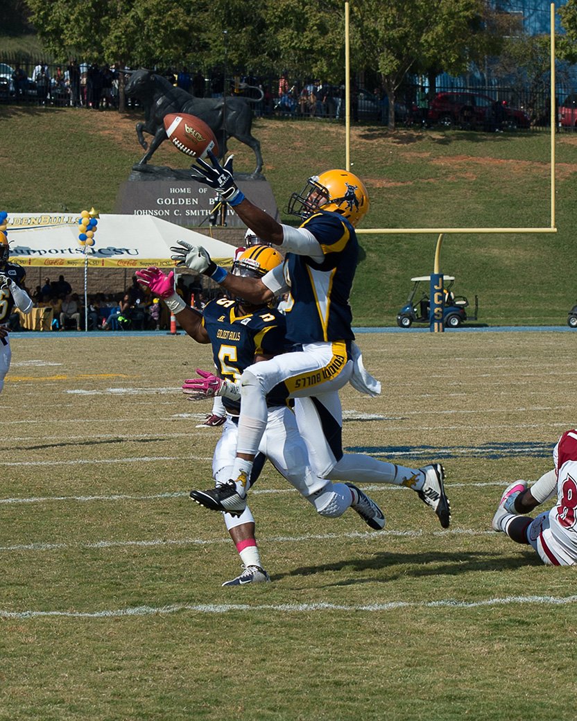 JCSUSports's tweet photo. #ThrowbackThursday to the last time Shaw visited JCSU, A. Jacques had 19 tackles and C. Thomas had 3 INTs in the 17-10 win! #jcsuhc17 https://t.co/4dADiilfAC