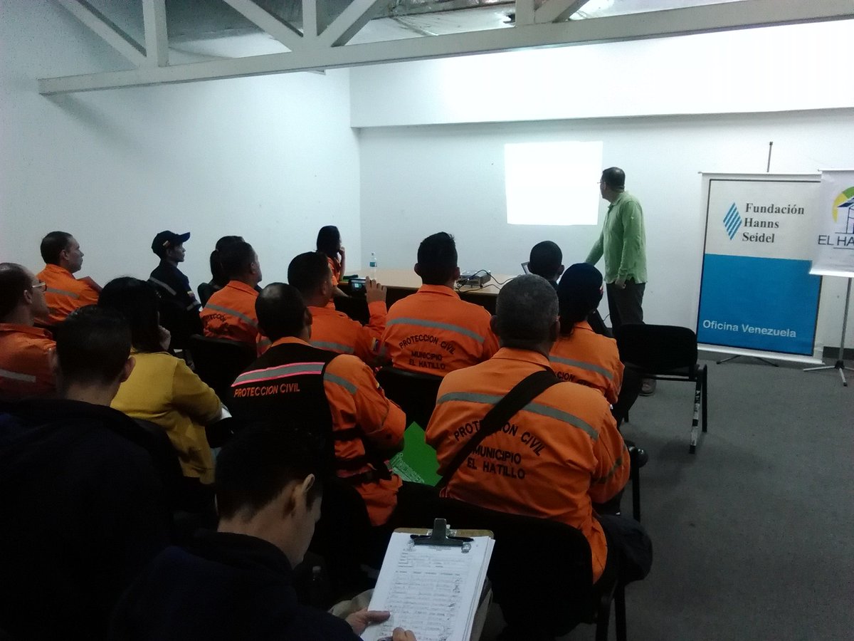 PC_ElHatillo's tweet photo. Nuestros efectivos participan este #19Oct del curso de formadores de instructores en el área de riesgos impartido por #Incosec. https://t.co/8bAOfBJkHz