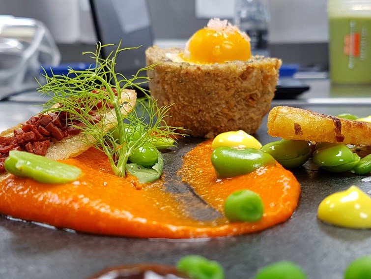 compassgroupuk's tweet photo. Massive congrats to the winner of our #WomenInFood @QuornFoods competition @CHRISARKONFOOD - check out this amazing Quorn Scotch egg! 🙌 https://t.co/xz3xMEcTQY