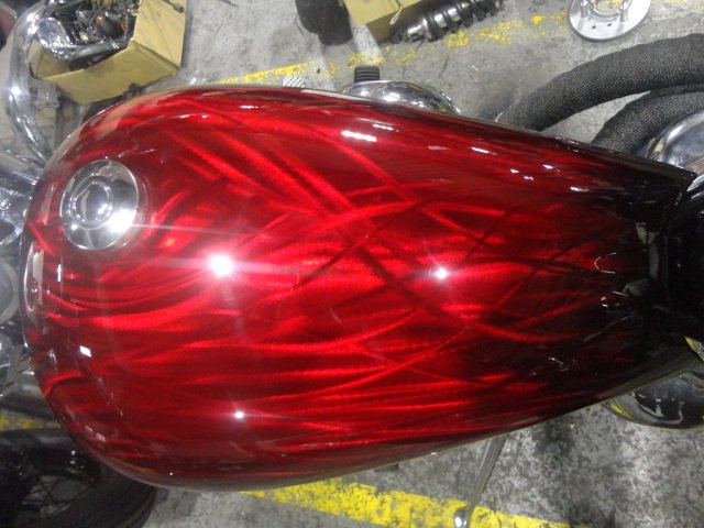 Faction Co Ltd 今日は現在製作中の車輌のタンクを少しだけ先行してご紹介させていただきます キャンディ レッドのグラインダー塗装と まだ名前は決まっていませんが新しいカスタムペイントです 後日改めて詳細をご紹介させていただきますので