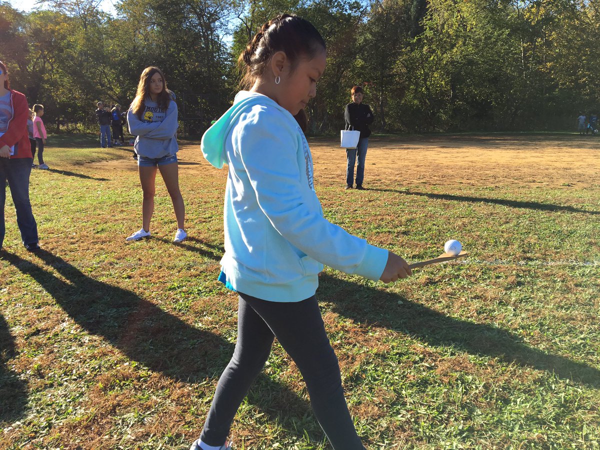 MrStroeverTFMS's tweet photo. The old balancing the golf ball on the spoon game! Skills! #funtasticday @PantherPrideSRS @MissBuckSRS https://t.co/0NdQHSQFKL