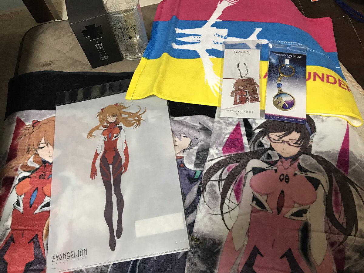 canloveEva's tweet photo. 今日かったものたち！！
5人揃ったバスタオル、ヴンダーのフェイスタオル、第7の使徒コップ(色が変わるタイプ)、アクキー2種、アスカクリアファイル！

なんとこれだけで9000円しました…恐ろしい(´・ω・｀) https://t.co/W9t4W6xwmx