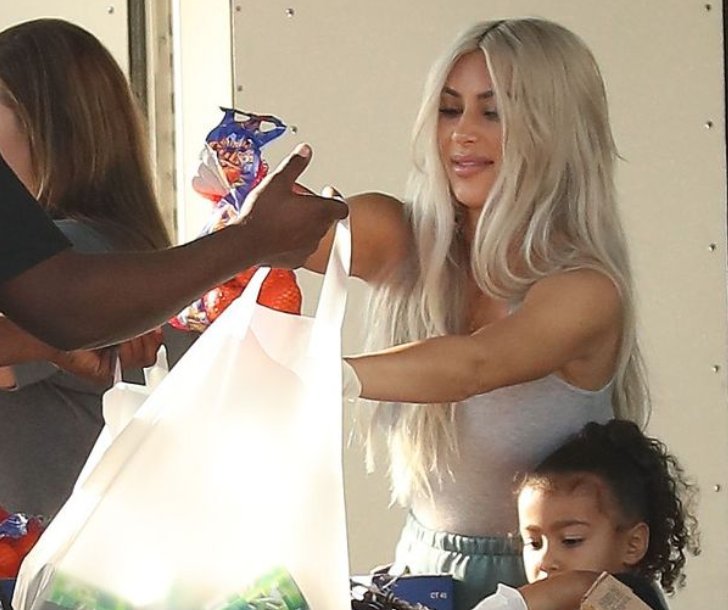 Beth3am's tweet photo. Kim Kardashian dresses down in TRACKIES as she takes her daughter North to feed the homeless in Los Angeles
https://t.co/DXEjPrH3i0 https://t.co/0XQTKdmlvF