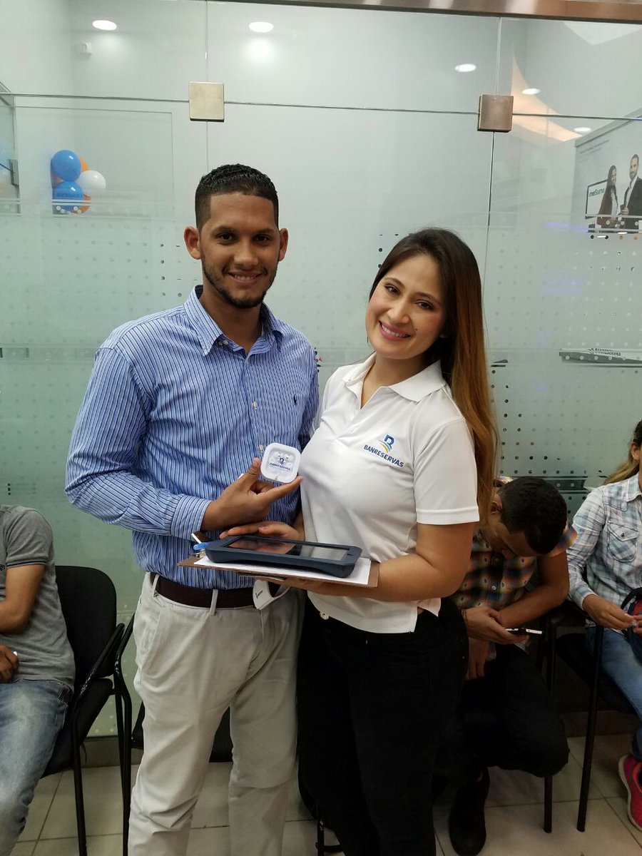 BanreservasRD's tweet photo. ¡Continua la #ExperienciaDigitalBR! Nuestros clientes de la #oficinaBR @agoramall recibieron su #KitBanreservas al descargar la #AppBR https://t.co/6we5wWFDMz