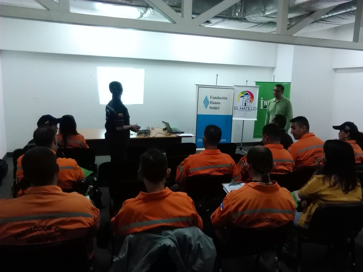 PC_ElHatillo's tweet photo. Nuestros efectivos participan este #19Oct del curso de formadores de instructores en el área de riesgos impartido por #Incosec. https://t.co/8bAOfBJkHz