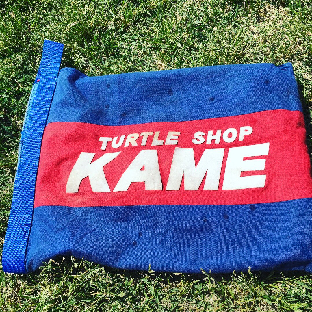 アンナカリーナ 大人のサッカー教室通うようになって早や10年 今夜初めて手作りのスパイクケースのボケに気づいてもらった Kamo を文字って自分の名前を入れて Kame Kamo Kamo スパイクケース サッカースパイク マジソンバッグ コレクターズ